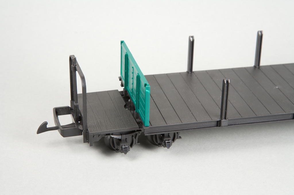 Niederbordwagen mit Rungen und Bühne, grün